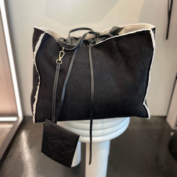 Sienna Reversible Vegan Suede/Sherpa Tote - Picture 2 of 4